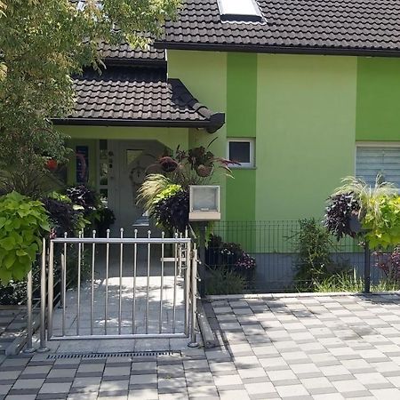 Rooms Grizzly Szluin Kültér fotó