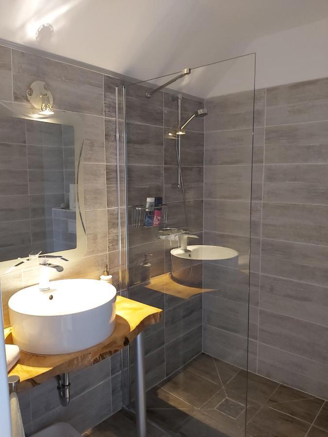 Rooms Grizzly Szluin Kültér fotó