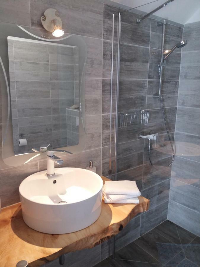 Rooms Grizzly Szluin Kültér fotó